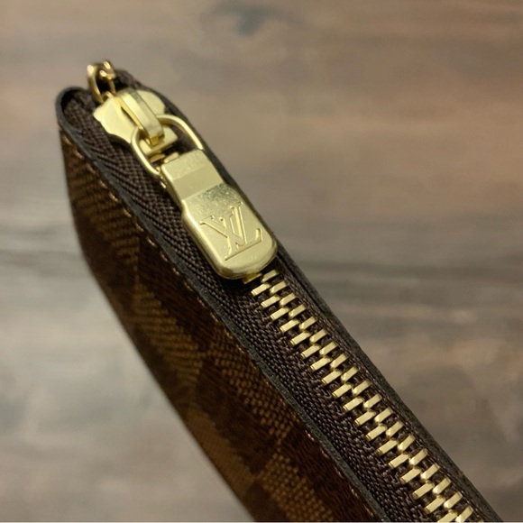 Louis Vuitton Key Pouch in Damier Ebene Canvas - Picture 9 of 14